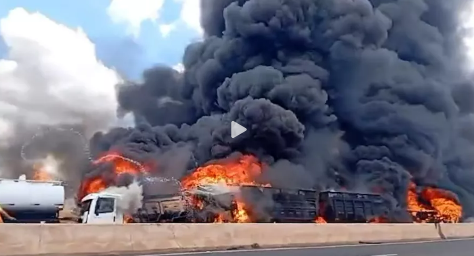 CAMINHÕES BATEM, PEGAM FOGO E DEIXAM DOIS MORTOS EM MARINGÁ