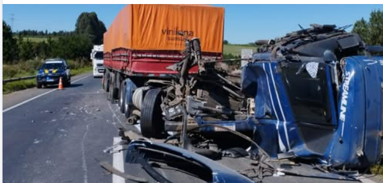 ACIDENTE ENTRE CAMINHÕES INTERDITA TRECHO DA BR-376