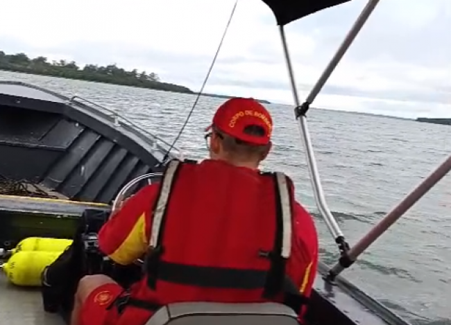 BOMBEIROS RETOMAM BUSCAS PARA LOCALIZAR JOVEM QUE DESPARECEU EM TORNEIO DE PESCA