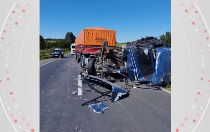 CAMINHONEIRO SAI ILESO DE CABINE DESTRUÍDA EM ACIDENTE ENTRE DOIS CAMINHÕES NA BR-376