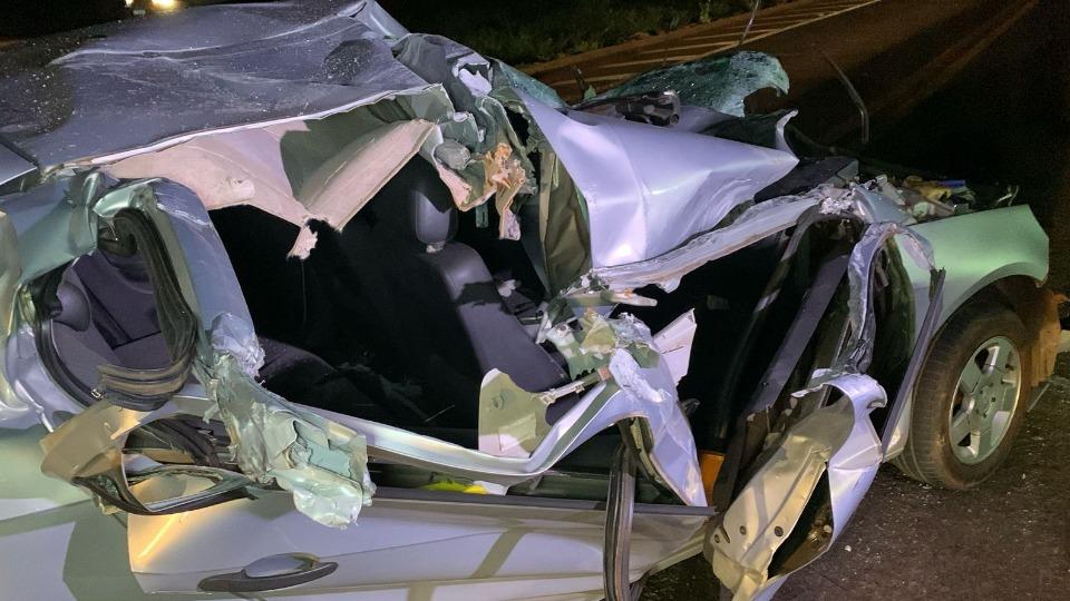 CARRO FICA DESTRUÍDO APÓS FORTE BATIDA COM CAMINHÃO NA BR-277 EM SANTA TEREZA