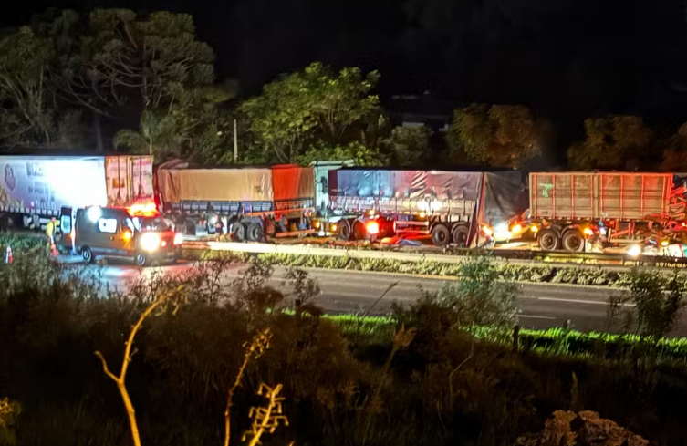 ENGAVETAMENTO ENTRE CINCO CAMINHÕES E CARRO DEIXA UM MORTO E DOIS FERIDOS NA BR-376