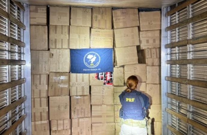PRF APREENDE EM CÉU AZUL CAMINHÃO COM 3 MIL CELULARES IRREGULARES NA BR-277