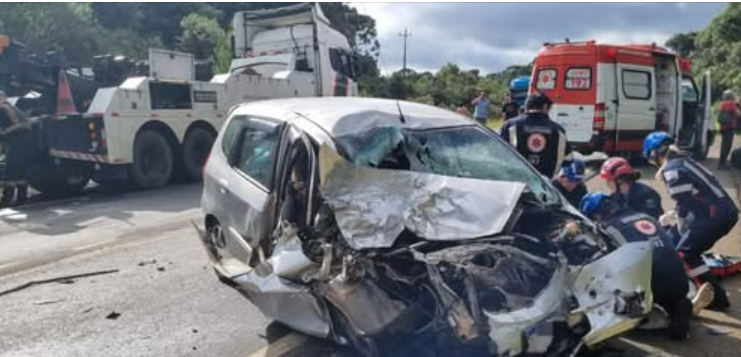 ACIDENTE COM CINCO VEÍCULOS E DEIXA QUATRO FERIDOS NA BR-277