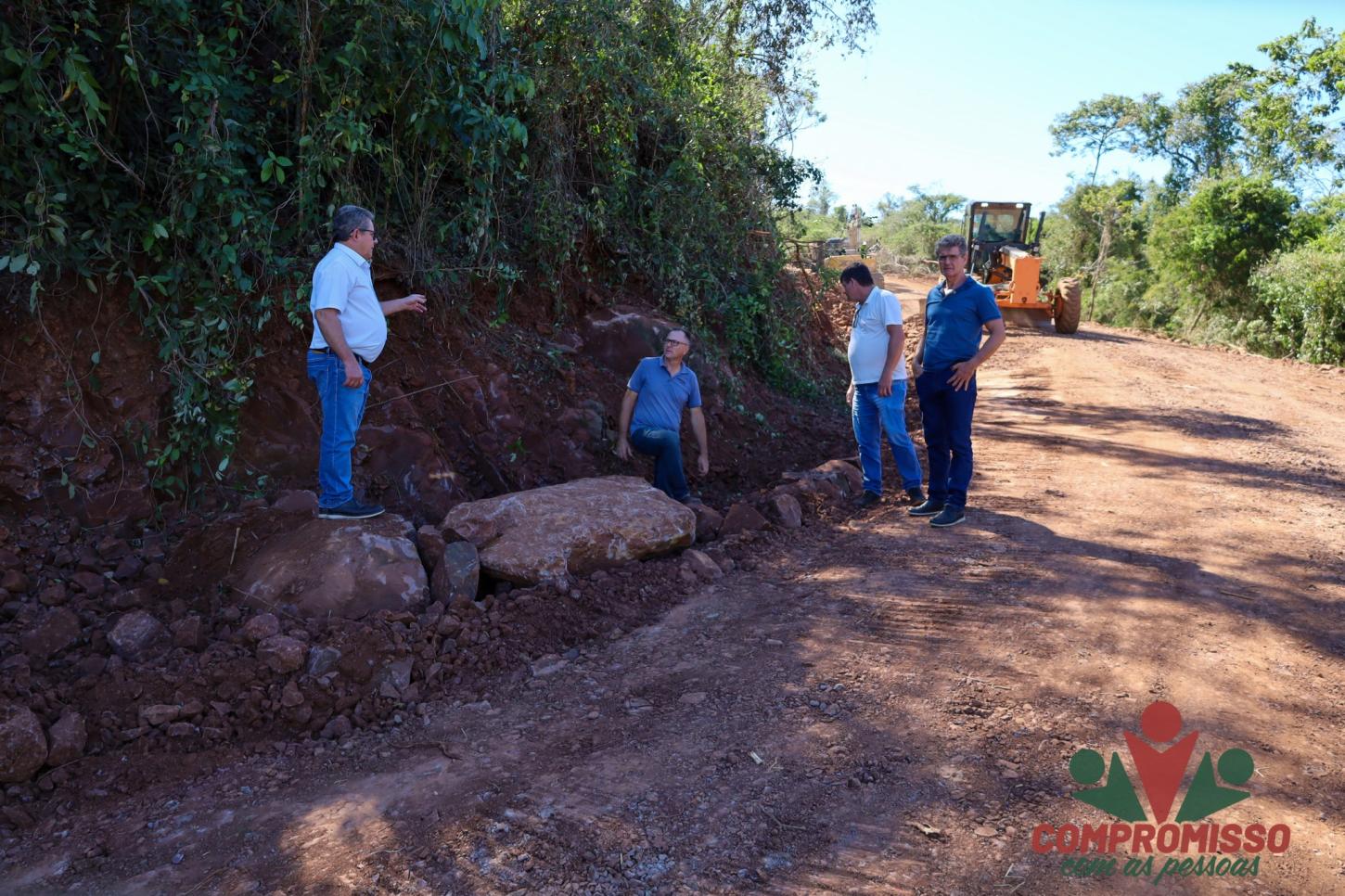 ADMINISTRAÇÃO DE MISSAL REALIZA READEQUAÇÃO DE ESTRADA ENTRE SANTA CECÍLIA E LINHA TRÊS IRMÃOS