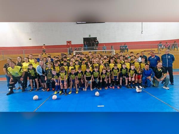 ALUNOS DA CATEGORIA DE BASE RECEBEM KIT UNIFORME DO SÃO MIGUEL FUTSAL