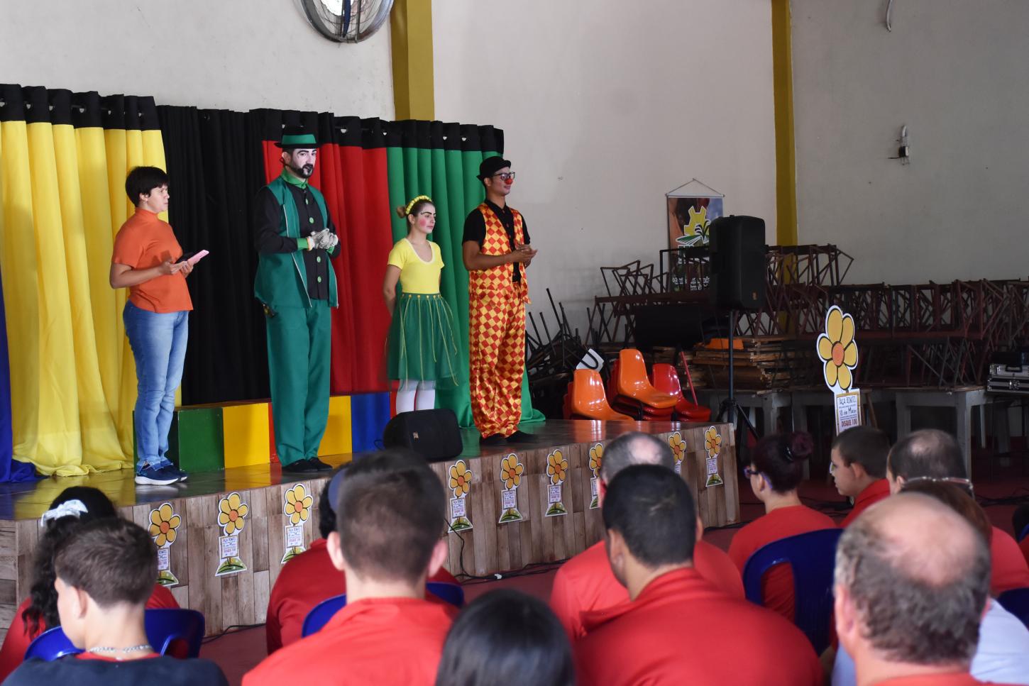 APRESENTAÇÃO DA PEÇA TEATRAL “A FLOR E O PALHAÇO” ESTÁ CONSCIENTIZANDO ALUNOS SOBRE A PREVENÇÃO AO ABUSO SEXUAL EM SÃO MIGUEL DO IGUAÇU