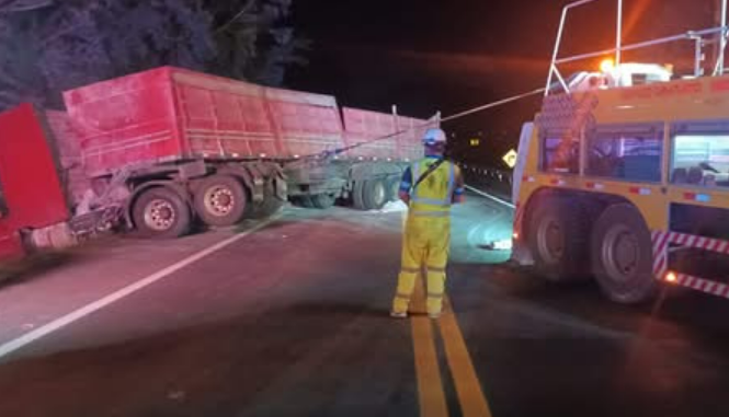 BITREM CARREGADO COM CAL SAI DA PISTA DA BR-373