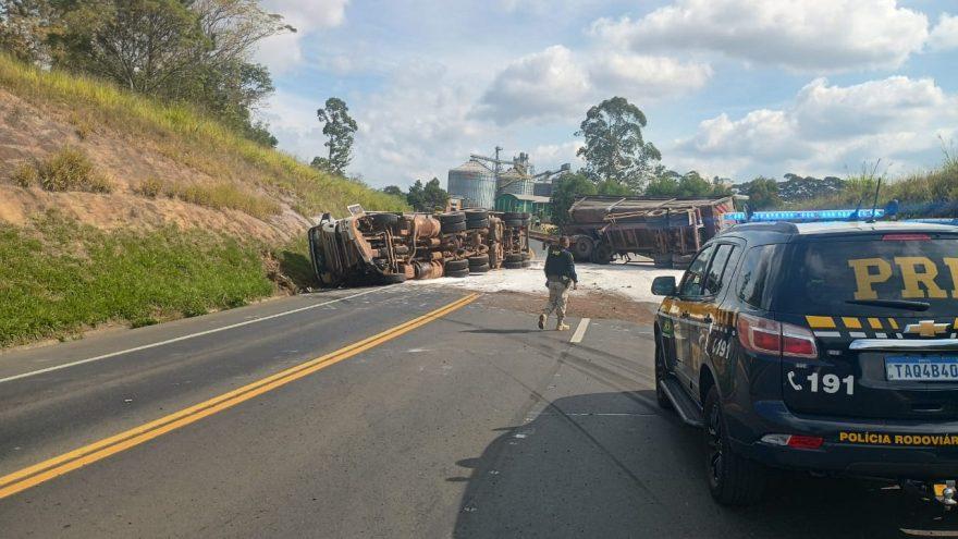 CARRETA TOMBA NA BR-373, E CAUSA INTERDIÇÃO TOTAL DA PISTA