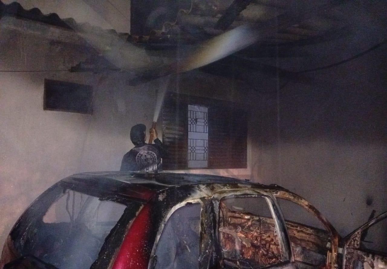 DEFESA CIVIL DE ITAIPULÂNDIA É ACIONADA PARA COMBATER INCÊNDIO EM RESIDÊNCIA NO BAIRRO FLORESTA