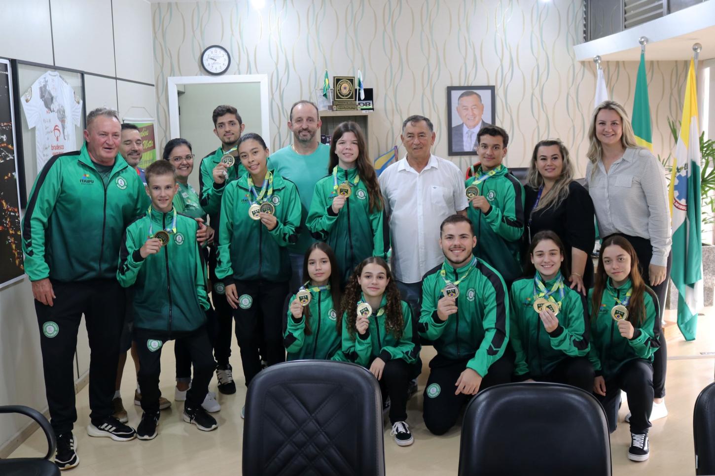 EQUIPE DE KARATÊ APRESENTA AO GOVERNO MUNICIPAL DE SÃO MIGUEL OS RESULTADOS DAS COMPETIÇÕES