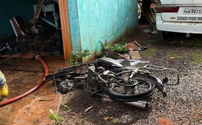 FOGO DESTRÓI MOTOCICLETA EM RESIDÊNCIA DE SANTA HELENA; CURTO EM CARREGADOR CAUSOU AS CHAMAS