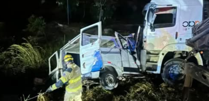 GRAVE ACIDENTE ENTRE VAN E CARRETA DEIXA NOVE MORTOS NA BR-251, NO NORTE DE MINAS GERAIS