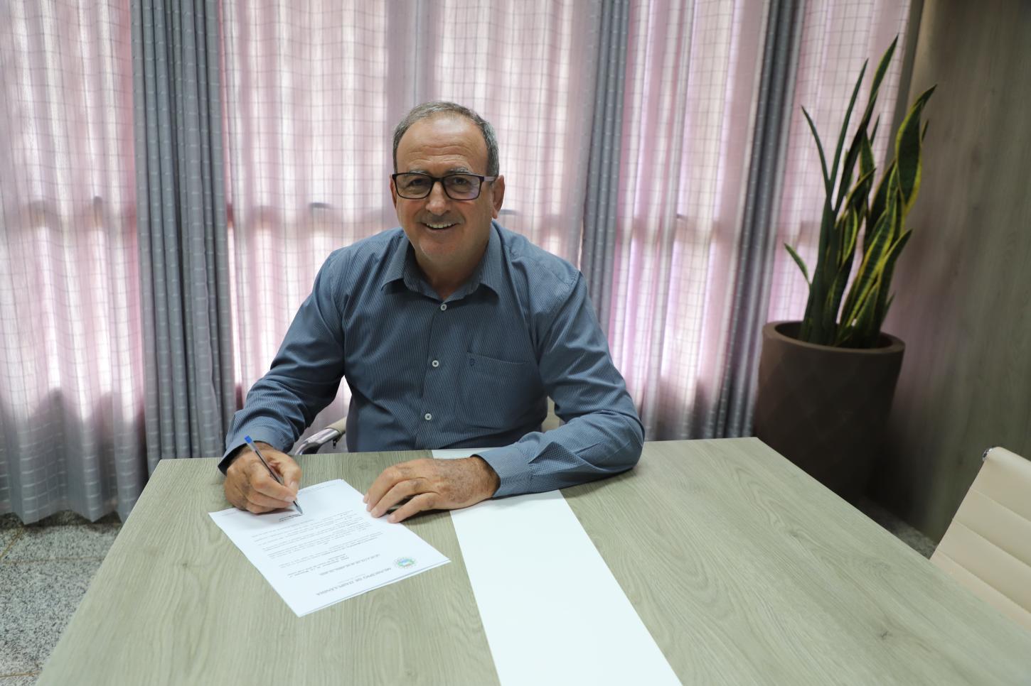 PREFEITO LINDOLFO RUI SANCIONA LEI QUE ESTABELECE NOVOS VENCIMENTOS PARA TÉCNICOS EM ENFERMAGEM DE ITAIPULÂNDIA