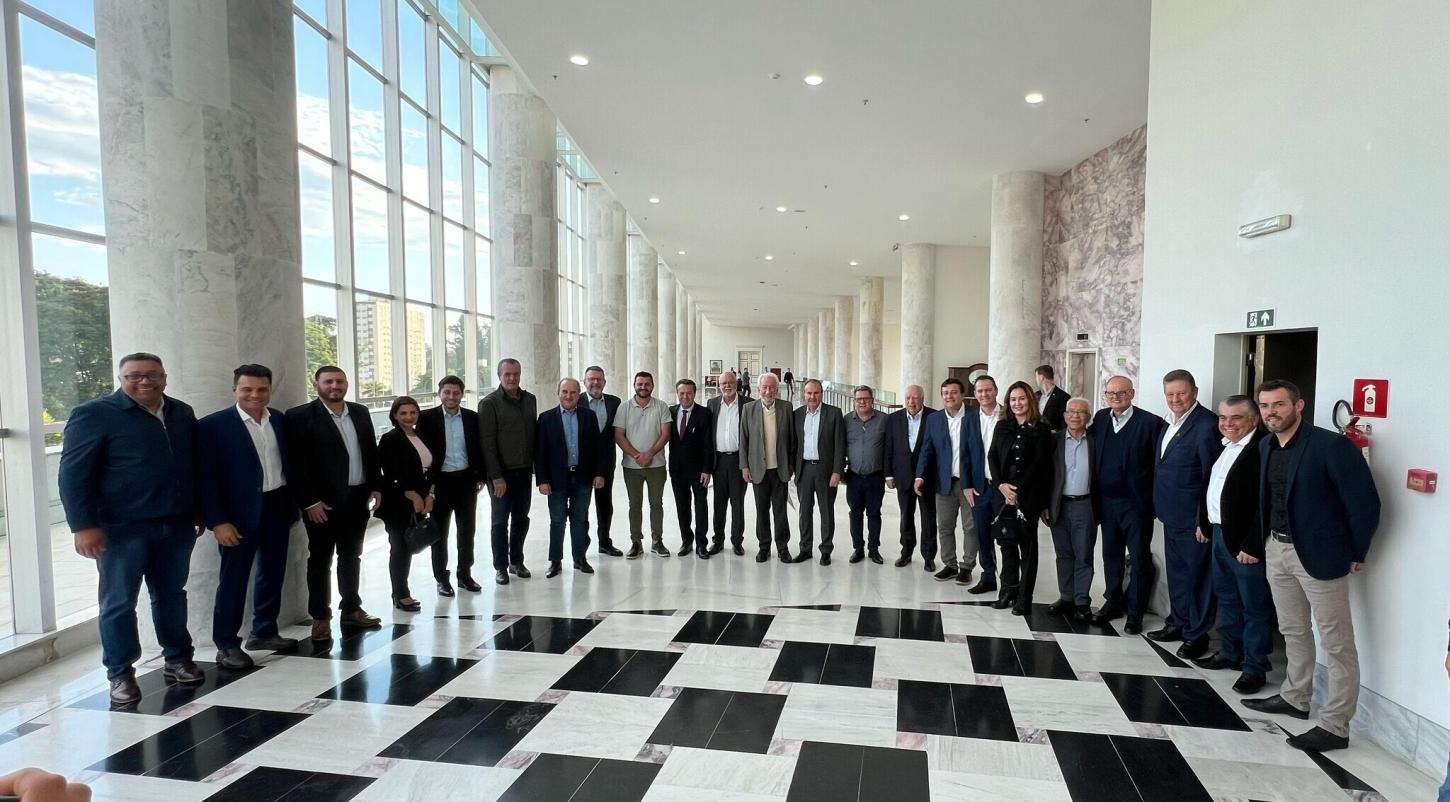 SECRETÁRIO DE AGRICULTURA DE ITAIPULÂNDIA PARTICIPA DE REUNIÃO NO PALÁCIO IGUAÇU COM APRESENTAÇÃO DOS RESULTADOS RECORDES DA LAR