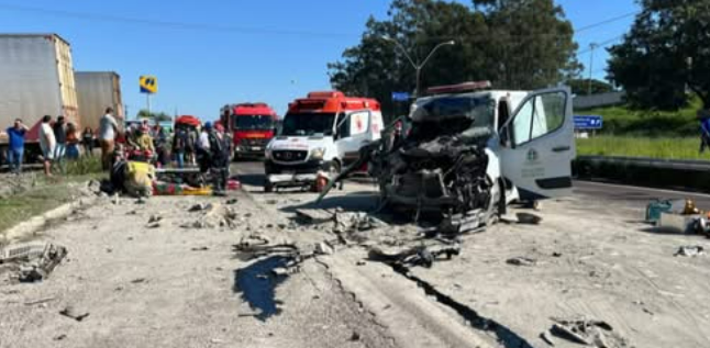 UMA PESSOA MORRE E OUTRAS SETE FICAM FERIDAS APÓS AMBULÂNCIA EM QUE ELAS ESTAVAM SER ATINGIDA POR CAMINHÃO
