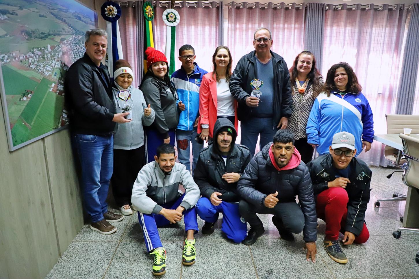 ALUNOS DA MULTI-EDUCAR VISITAM GABINETE E CONVIDAM PREFEITO E VICE DE ITAIPULÂNDIA PARA FESTA JUNINA DA ESCOLA