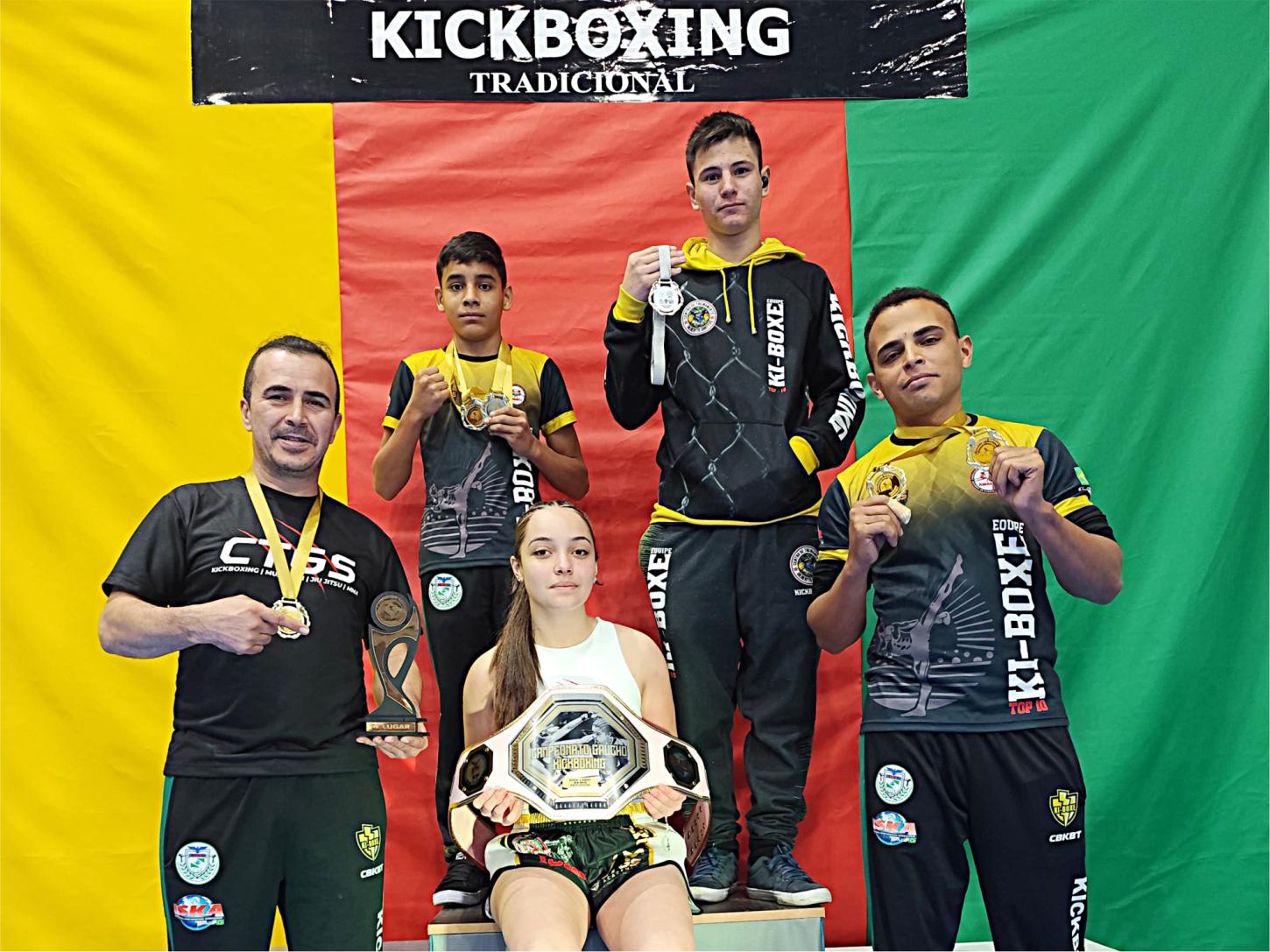 ATLETAS DE SÃO MIGUEL CONQUISTAM 06 MEDALHAS DE OURO ALÉM DO CINTURÃO NO CAMPEONATO GAÚCHO DE KICKBOXING