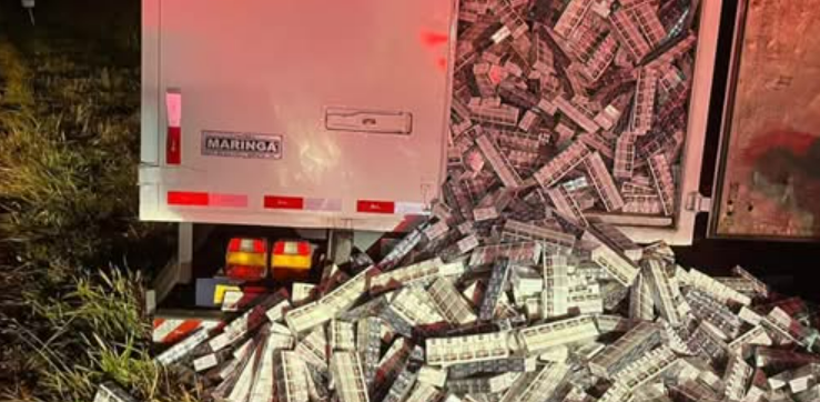 CAMINHÃO CARREGADO COM 175 MIL MAÇOS DE CIGARROS É ABANDONADO EM LAVOURA NA PR-486