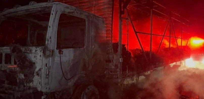 CAMINHÃO CARREGADO COM FRANGOS VIVOS PEGA FOGO NO SUDOESTE NA PRC-280