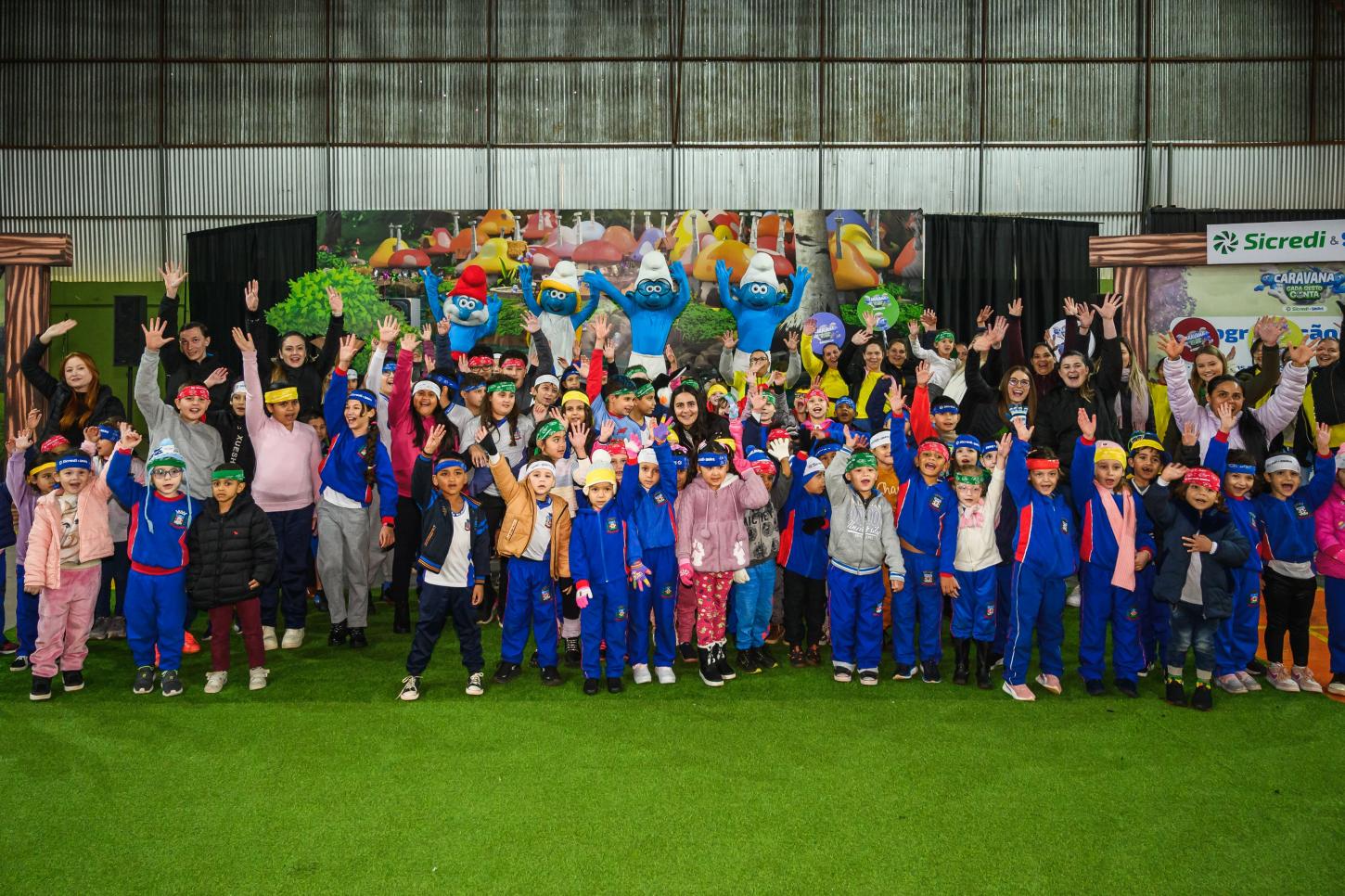 CARAVANA SICREDI & SMURFS LEVA CONCEITOS DE SUSTENTABILIDADE E CIDADANIA DE FORMA LÚDICA PARA CRIANÇAS DE MEDIANEIRA