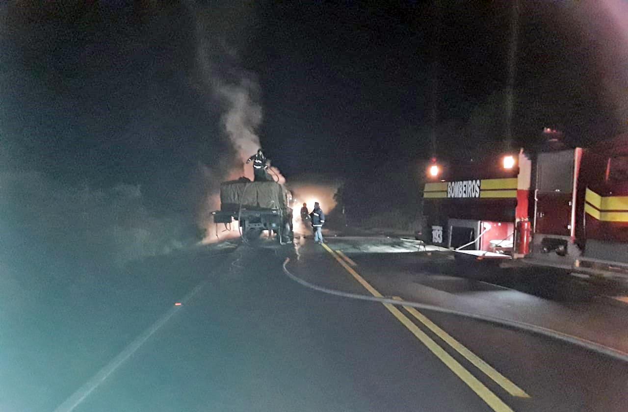 CARRETA CARREGADA COM 35 TONELADAS DE SOJA PEGA FOGO NA BR-277