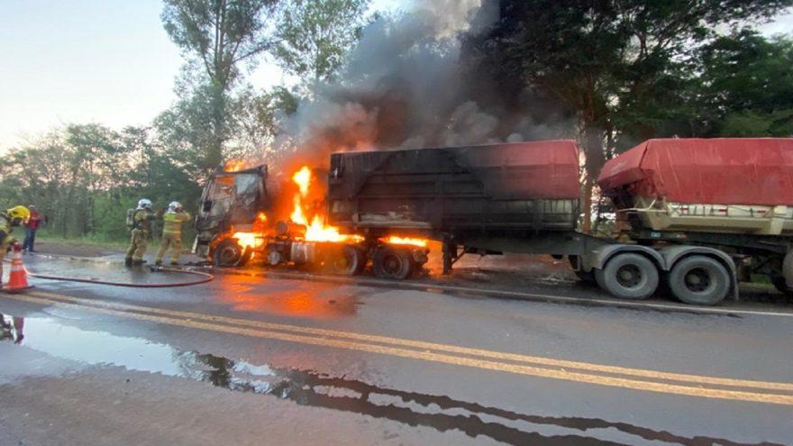 CARRETA PEGA FOGO NA RODOVIA BR-369 E MOTORISTA ESCAPA ILESO