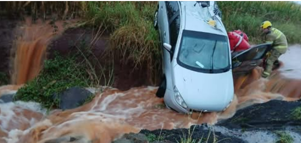 FAMÍLIA É RESGATADA APÓS CARRO CAPOTAR E CAIR EM CÓRREGO NA PR-497, EM SÃO MIGUEL
