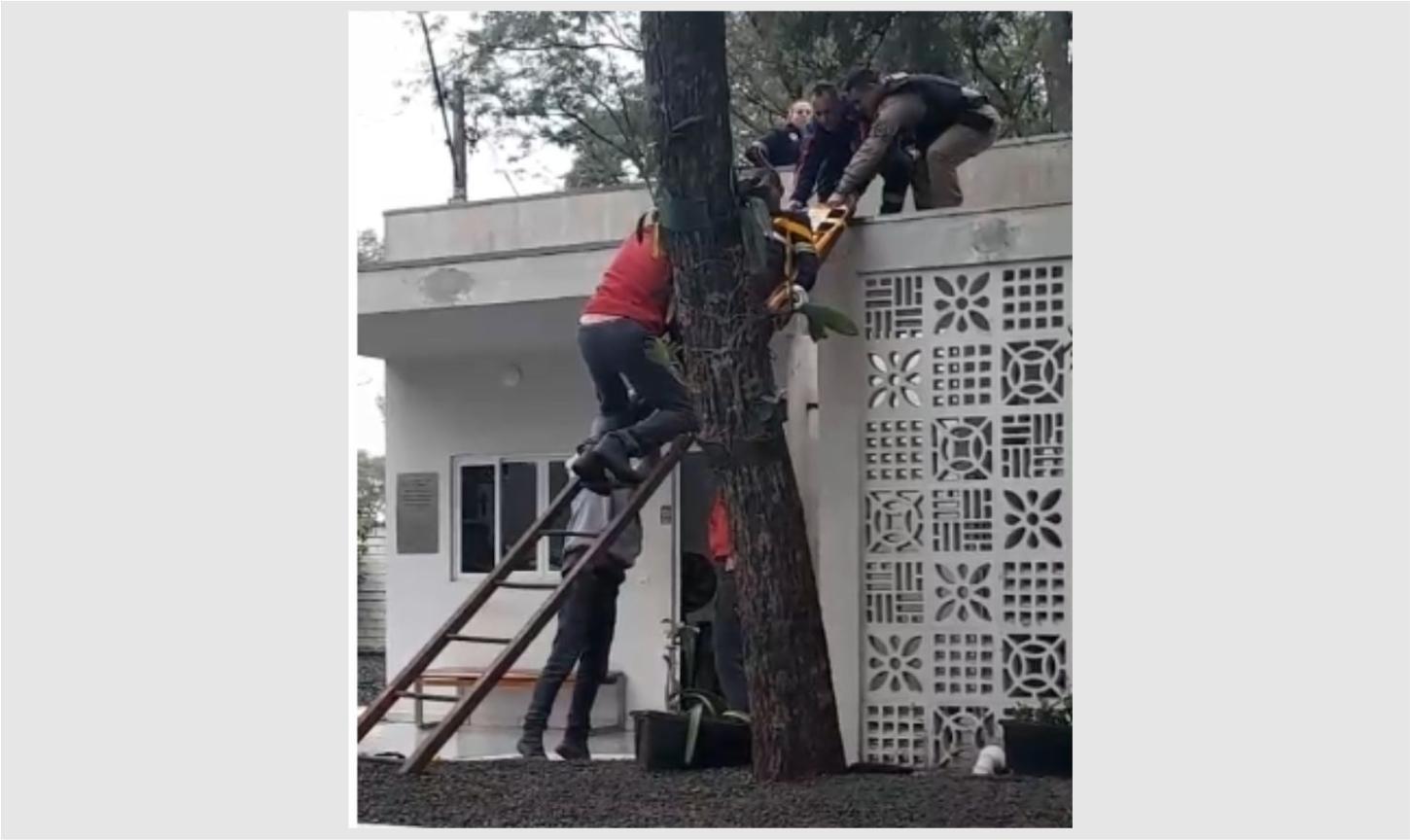 HOMEM EM SURTO É RESGATADO DE TELHADO POR EQUIPES DO SAMU E POLÍCIA MILITAR EM ITAIPULÂNDIA