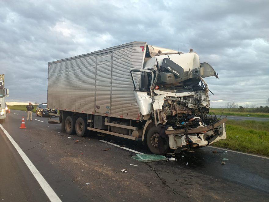 MOTORISTA FICA PRESO ÀS FERRAGENS APÓS COLISÃO TRASEIRA NA BR-376