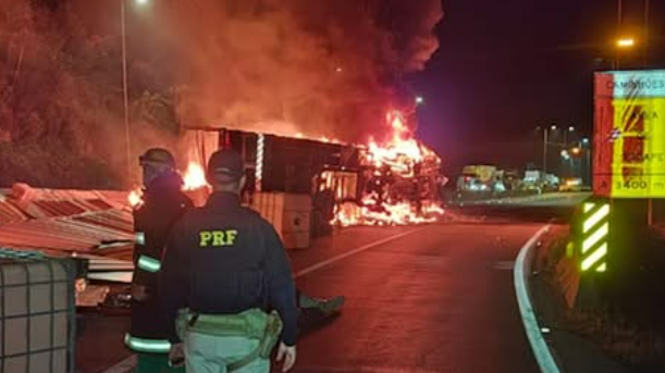 MOTORISTA MORRE APÓS CAMINHÃO TOMBAR E PEGAR FOGO NA BR-376