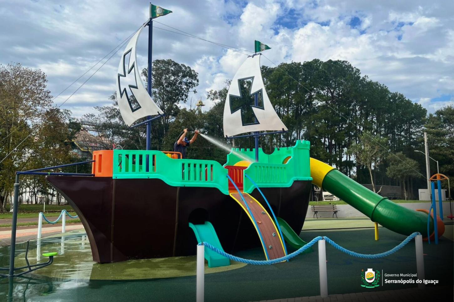 PIRATAS EM SERRANÓPOLIS? — BARCO DE BRINQUEDO INSTALADO PARA LAZER INFANTIL É ALVO DE DESRESPEITO E USO INDEVIDO