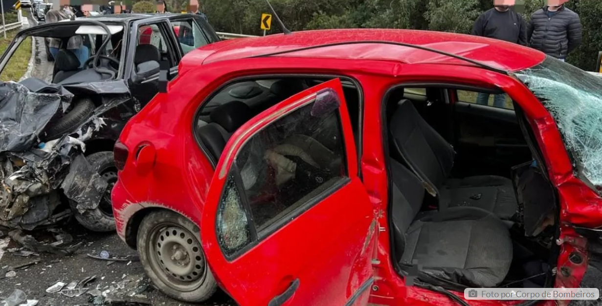 SEIS PESSOAS FICAM FERIDAS EM GRAVE COLISÃO ENTRE GOL E UNO EM SC