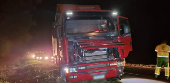 CAMINHÃO SE ENVOLVE EM ACIDENTE NA BR-369 ENTRE CASCAVEL E CORBÉLIA