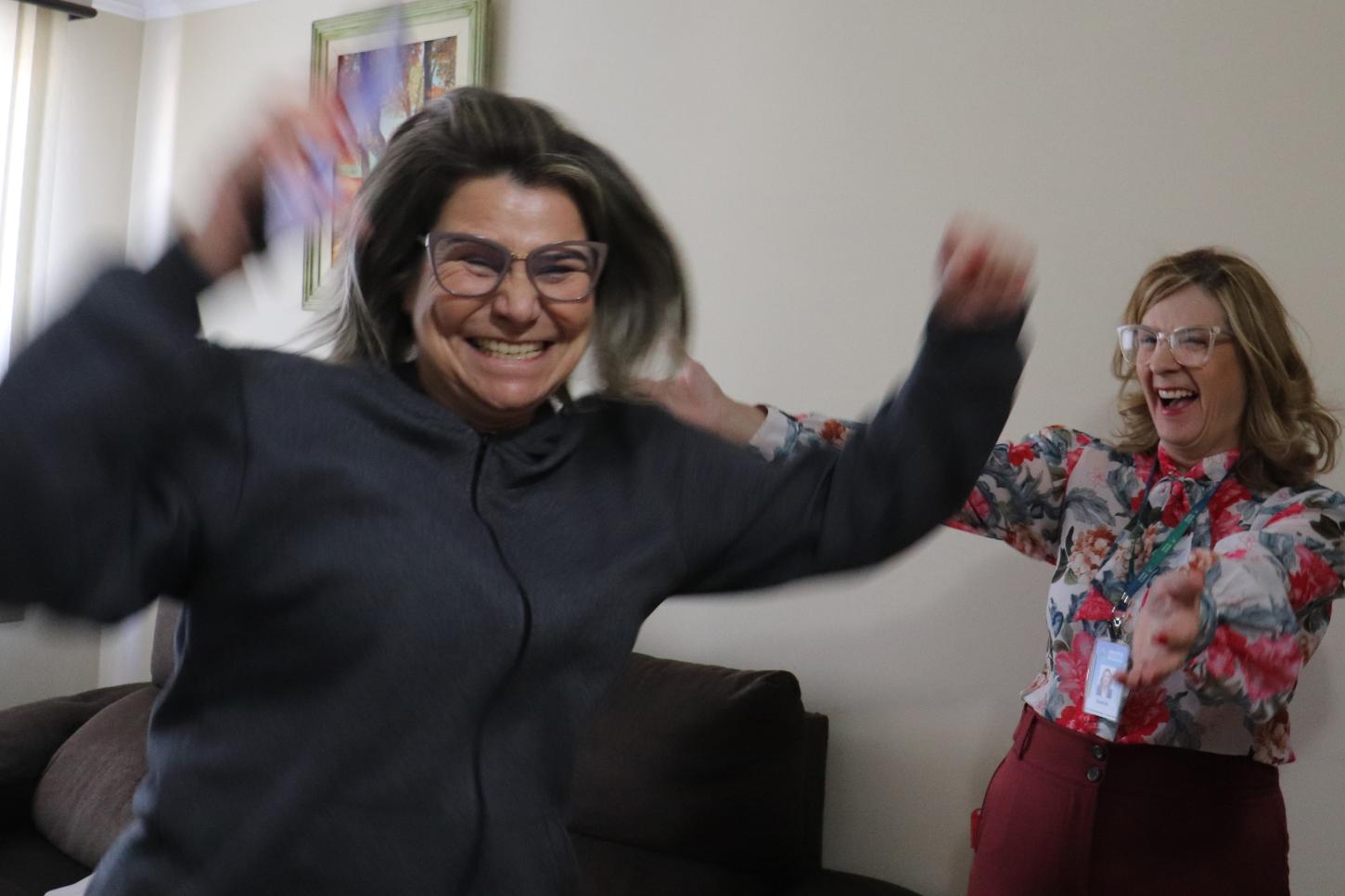 DE DESCONFIANÇA À ALEGRIA: ZELADORA RECEBE PRÊMIO DE R$ 100 MIL DO NOTA PARANÁ EM CASA