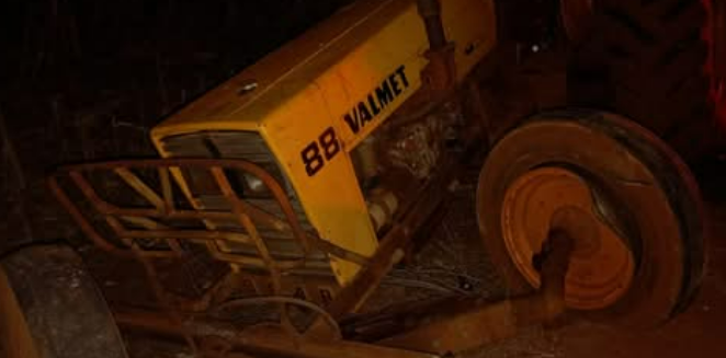 FORD KA BATE EM TRATOR DURANTE REMOÇÃO DE CARRO CAPOTADO NA PR-182 EM SÃO PEDRO DO IGUAÇU