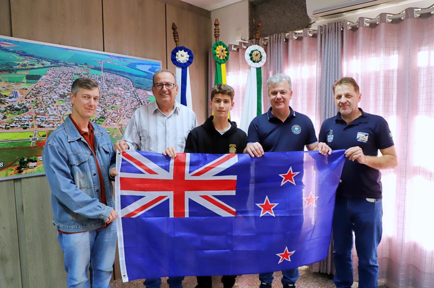 PREFEITO LINDOLFO E VICE ADOLFO RECEBEM ESTUDANTE ITAIPULANDIENSE QUE ESTEVE NA NOVA ZELÂNDIA PELO PROGRAMA GANHANDO O MUNDO