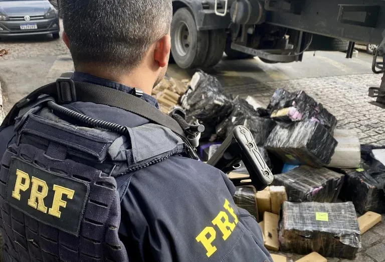 PRF APREENDE DUAS QUASE TONELADAS E MEIA DE MACONHA EM CAMINHÃO NA BR-277