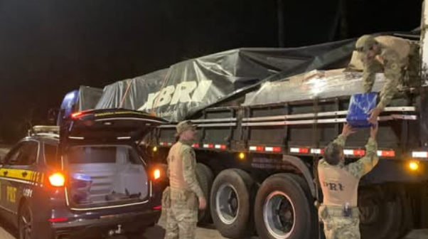 PRF APREENDE MAIS DE 1,3 TONELADA DE MACONHA ESCONDIDA EM CARGA DE ÁGUA NA BR-277