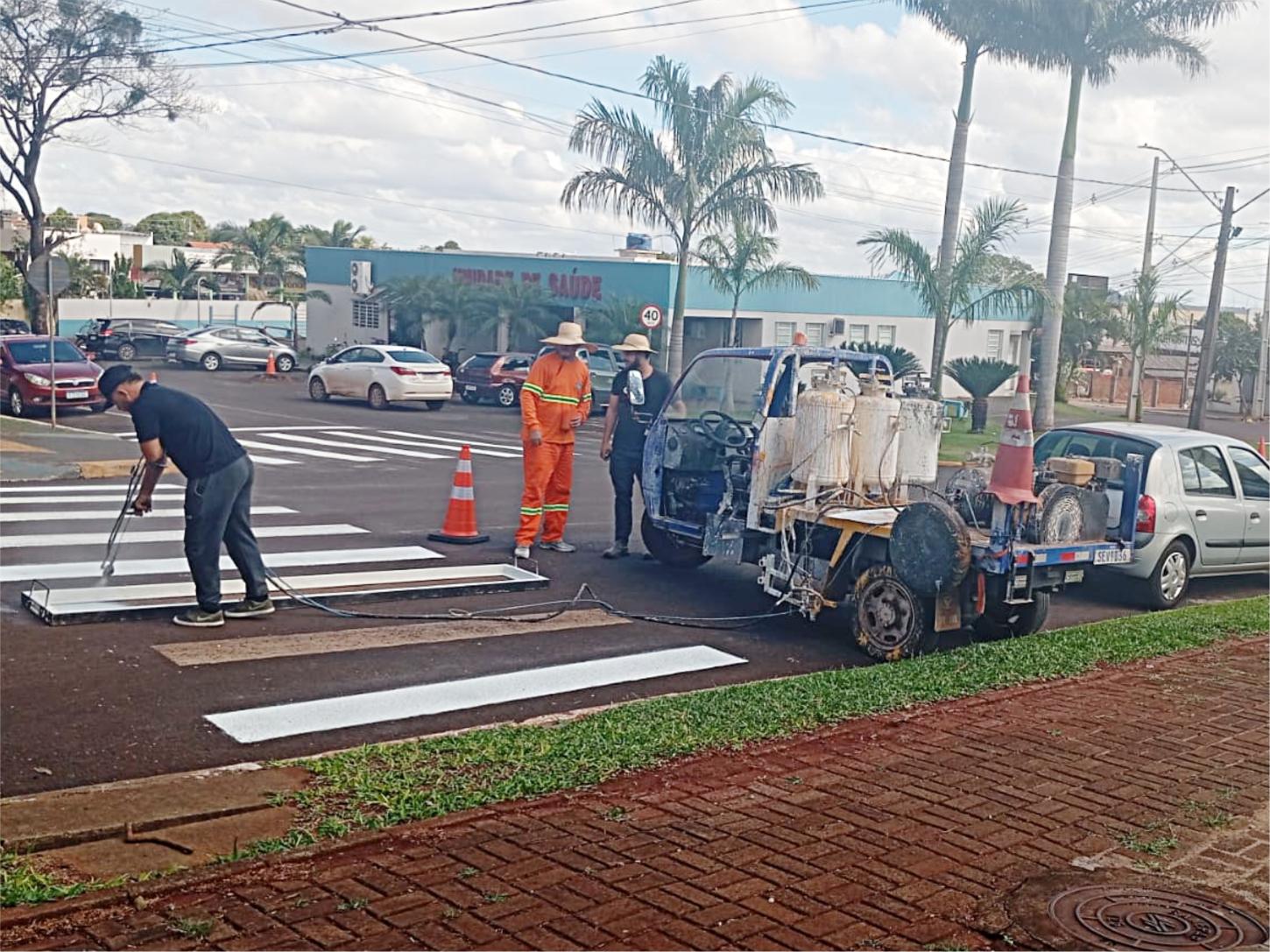 GOVERNO MUNICIPAL DE SÃO MIGUEL DO IGUAÇU INICIA REPINTURA DAS FAIXAS DE PEDESTRES NO CENTRO DA CIDADE