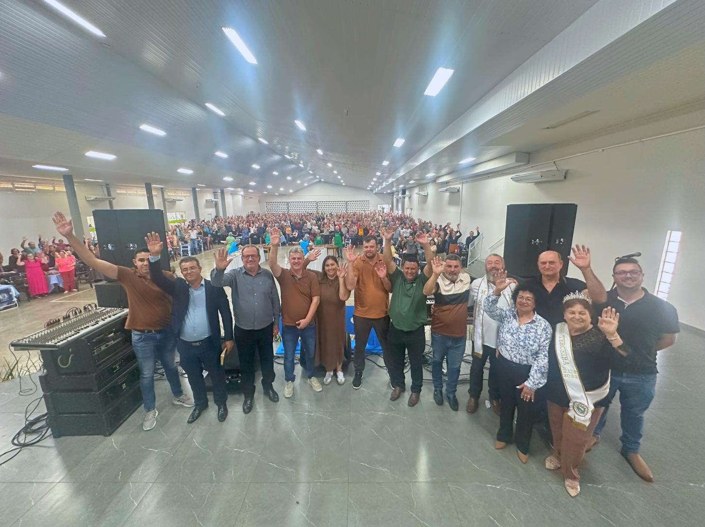 PROVOPAR E ADMINISTRAÇÃO MUNICIPAL, REALIZAM ALMOÇO EM HOMENAGEM AOS PAIS EM ITAIPULÂNDIA