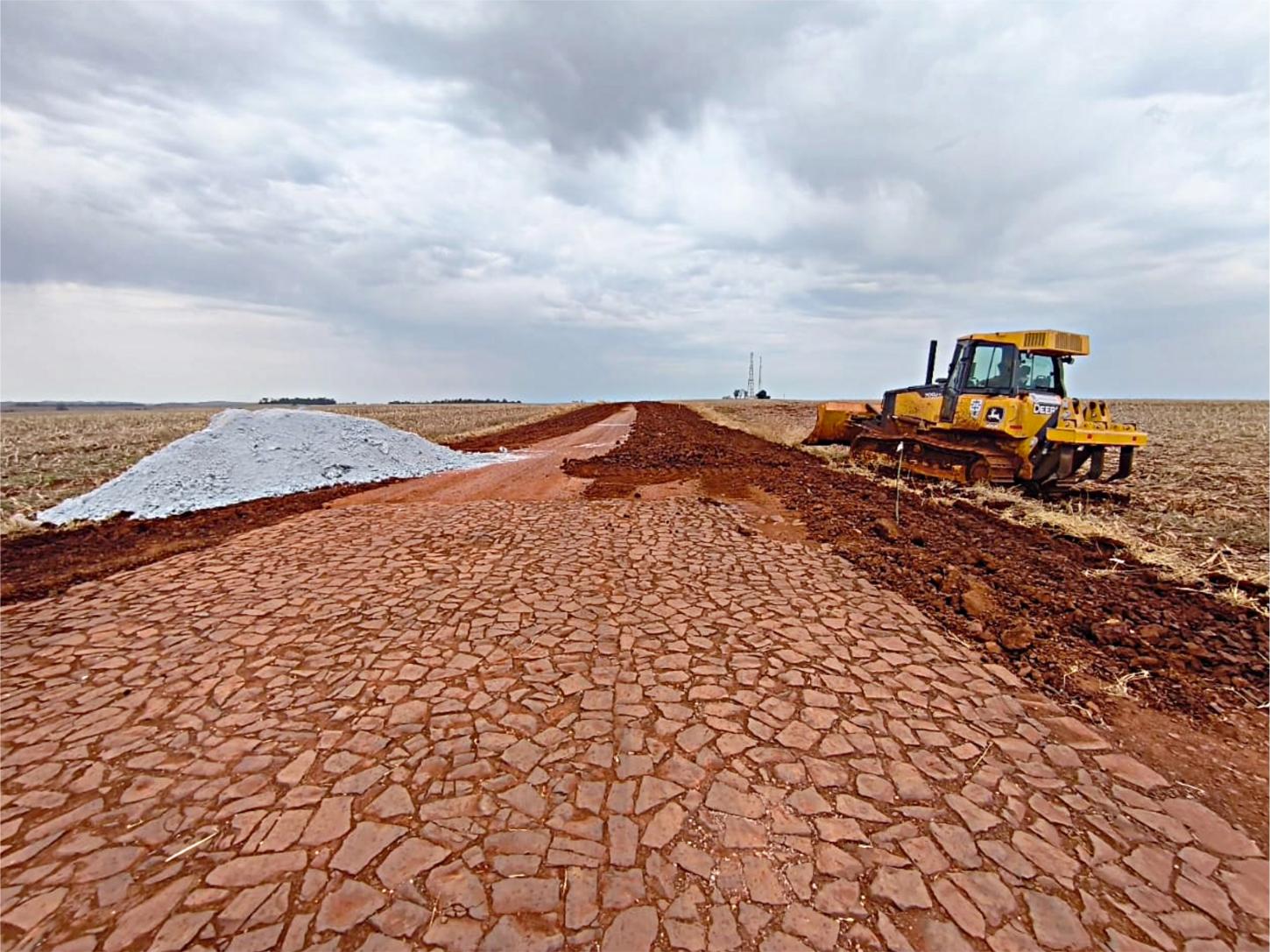 ESTRADA ENTRE A SERRA DO MICO E LARANJITA EM SÃO MIGUEL É INTERDITADA PARA PREPARO DO SOLO QUE RECEBERÁ PAVIMENTAÇÃO ASFÁLTICA