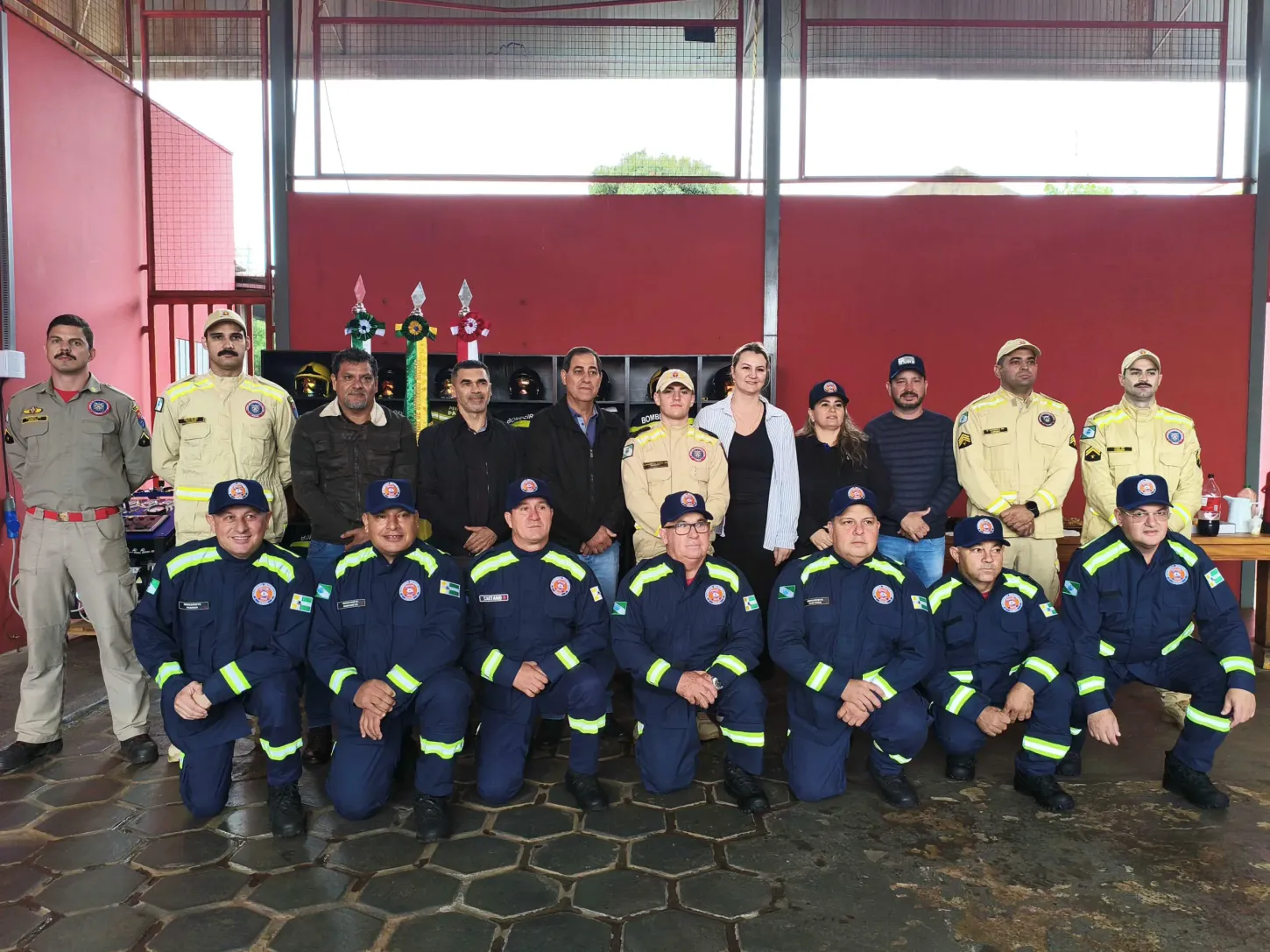 GOVERNO MUNICIPAL ENTREGA NOVOS UNIFORMES AOS AGENTES DA DEFESA CIVIL DE SÃO MIGUEL DO IGUAÇU