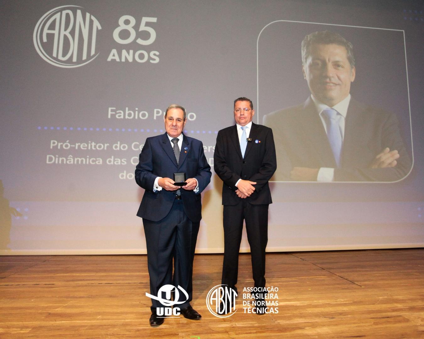 GRUPO UDC, REPRESENTADO PELO PROF. DR. FÁBIO PRADO, É HOMENAGEADO EM EVENTO DE CELEBRAÇÃO AOS 85 ANOS DA ABNT, NA FIESP-SP