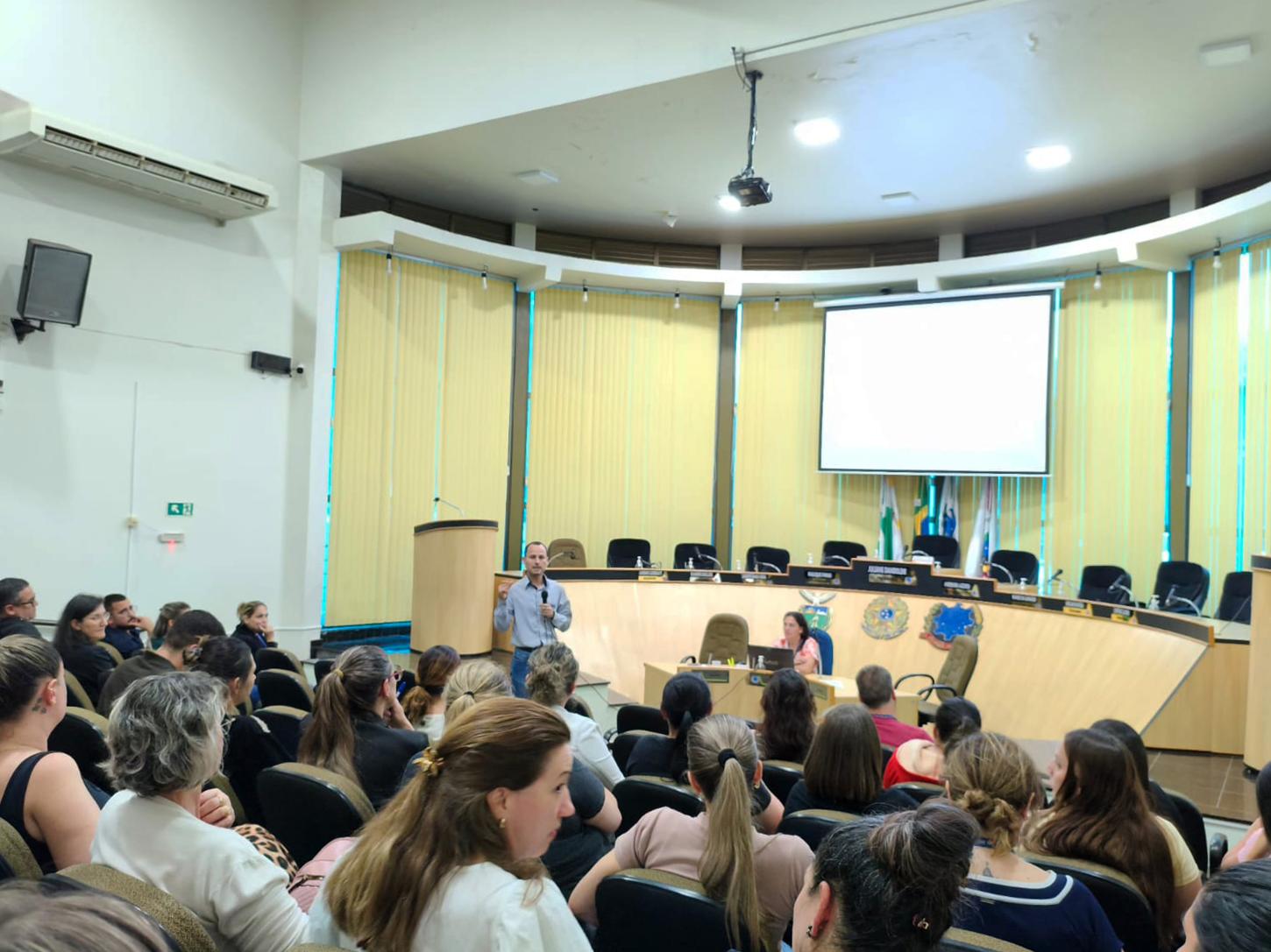 PROFISSIONAIS DA ATENÇÃO PRIMÁRIA DE SÃO MIGUEL DO IGUAÇU RECEBEM CAPACITAÇÃO SOBRE NOVO FINANCIAMENTO DO SUS