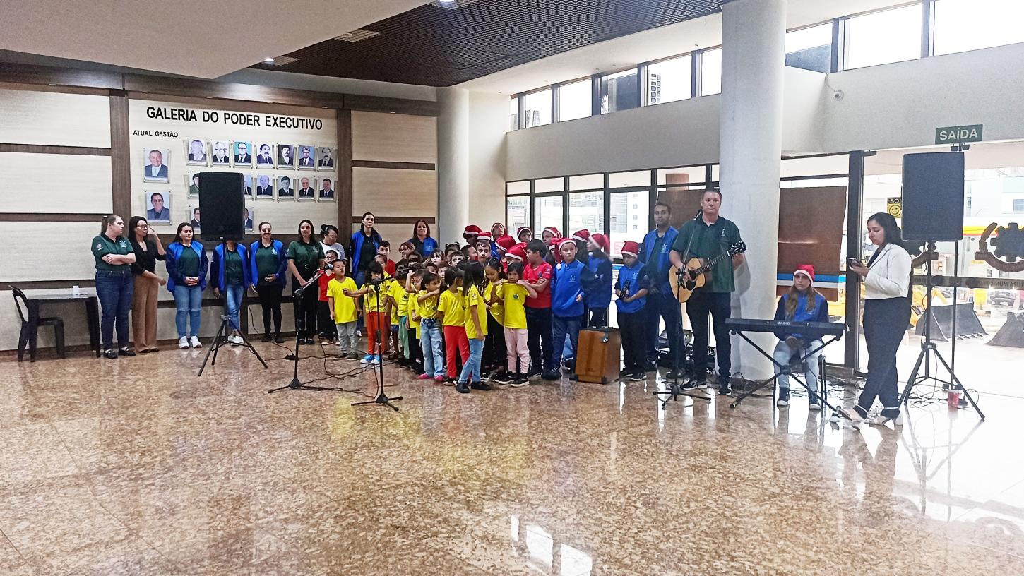 APRESENTAÇÃO MUSICAL NATALINA DAS CRIANÇAS DO CAIA ENCANTA O PAÇO MUNICIPAL EM SÃO MIGUEL DO IGUAÇU
