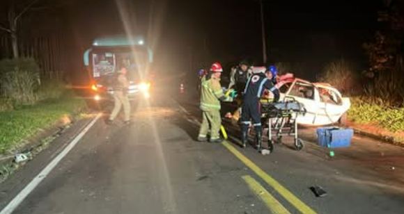 CINCO PESSOAS MORREM EM GRAVÍSSIMA COLISÃO ENTRE ÔNIBUS E CARRO NA RODOVIA PR-490