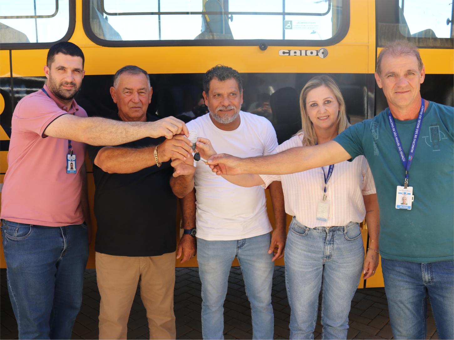 GOVERNO MUNICIPAL DE SMI ENTREGA MAIS UM ÔNIBUS 0 KM PARA O TRANSPORTE ESCOLAR