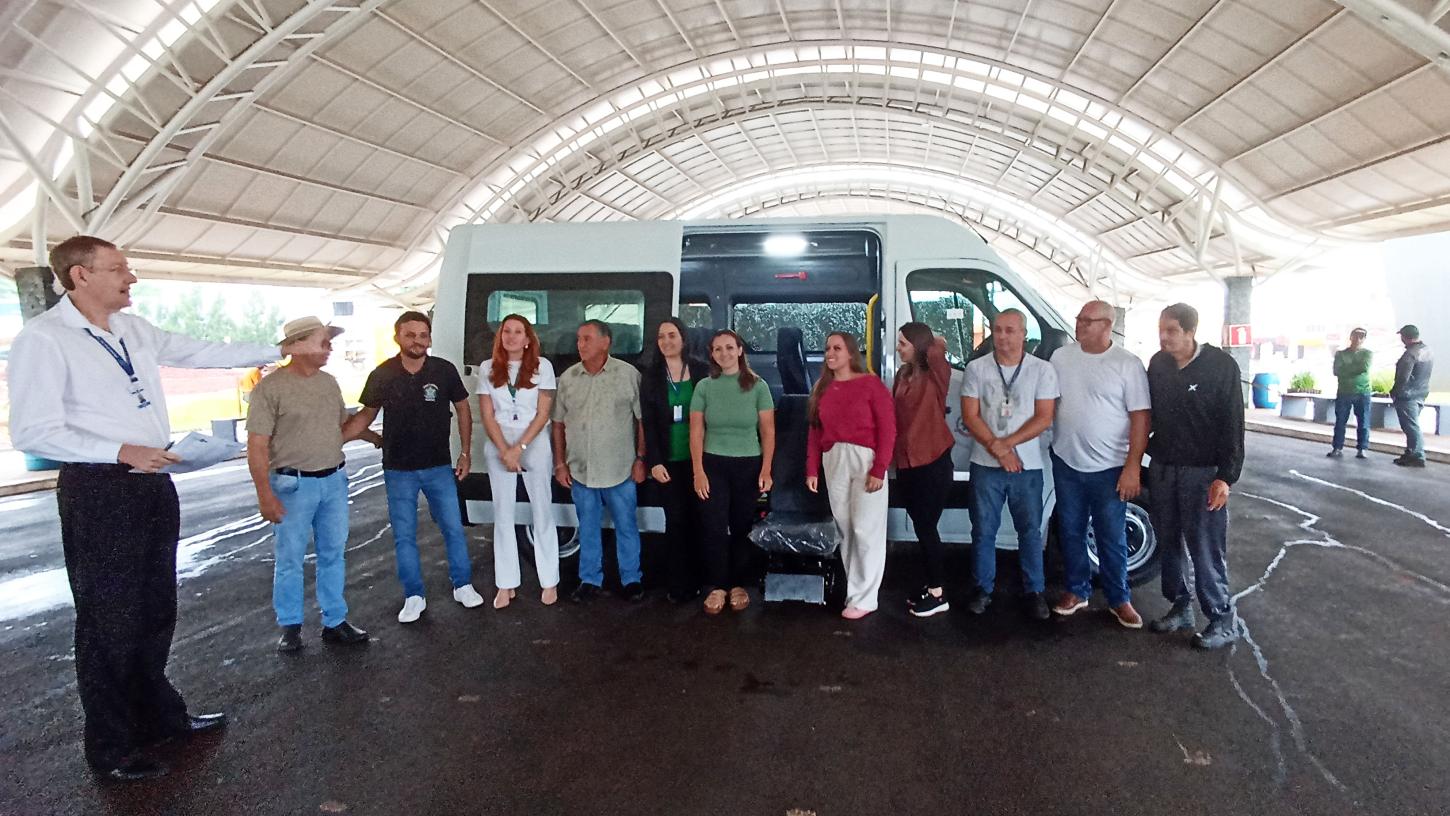 SÃO MIGUEL DO IGUAÇU RECEBE VAN 0 KM ADAPTADA PARA TRANSPORTE DE PACIENTES