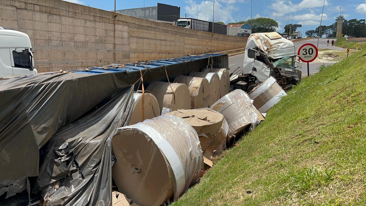 CARGA DE PAPEL SE SOLTA E ROLA PELA PISTA APÓS ACIDENTE NO TREVO CATARATAS